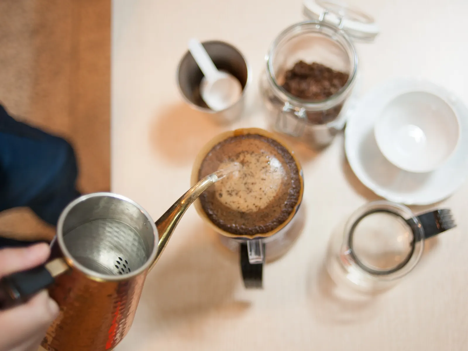 Cà phê được pha thủ công bằng phương pháp pour-over